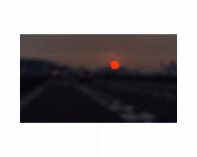 白底中央失焦的暗色风景，地平线上一点红色圆斑