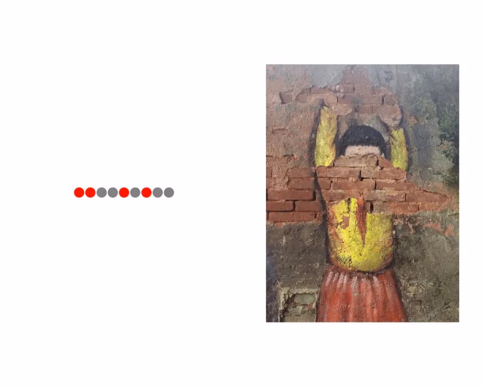 白底左侧一排红灰相间圆点，右侧斑驳墙面上黄衣红裙人物壁画