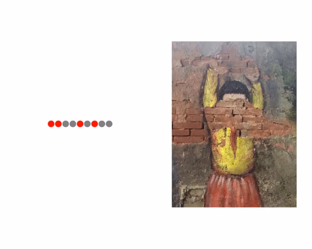 白底左侧一排红灰相间圆点，右侧斑驳墙面上黄衣红裙人物壁画